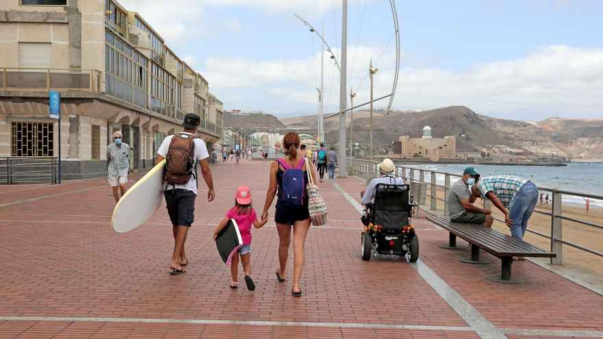 Primer día de no fumar cerca y mascarilla hasta en las playas canarias: “Lo que no queremos es que nos confinen otra vez”