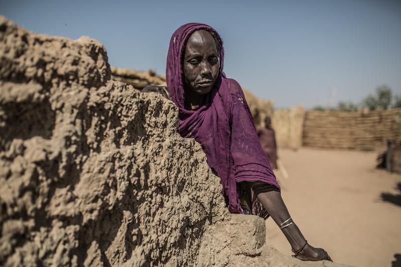 Fatih junto a los restos de su vivienda destruida por Boko Haram cuando entraron en la comunidad de Jakana.