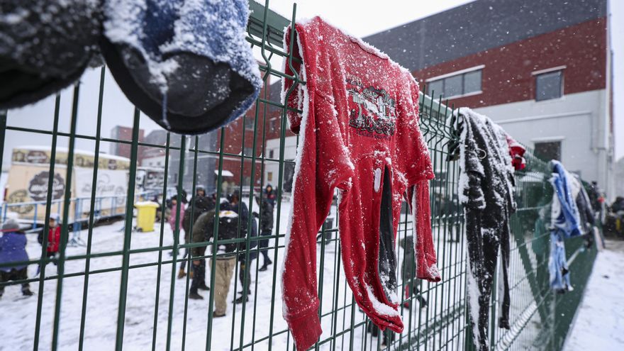 Ropa tendida junto al almacén de Bruzgi, Bielorrusia.