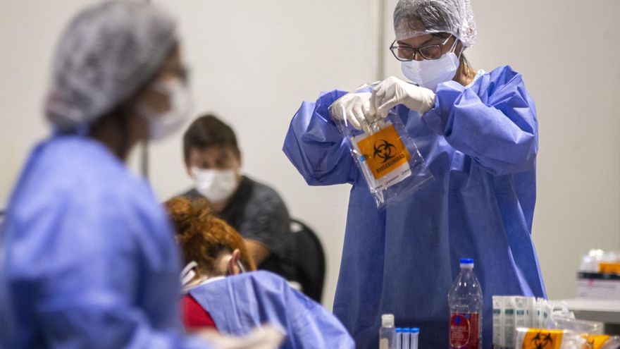 Laboratorios, televisión y comité de expertos: qué dicen los médicos de la pandemia, cinco años después