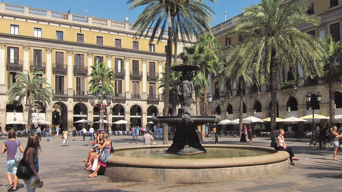 La Plaza Real, situada en el corazón del Barrio Gótico, muy cerca de la Rambla, fue terminada hacia 1850