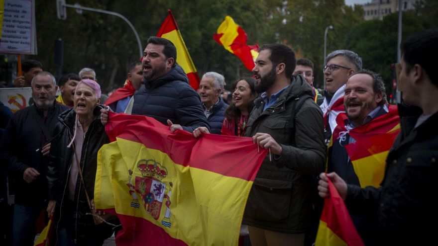 Varias personas durante una manifestación contra la investidura de Pedro Sánchez