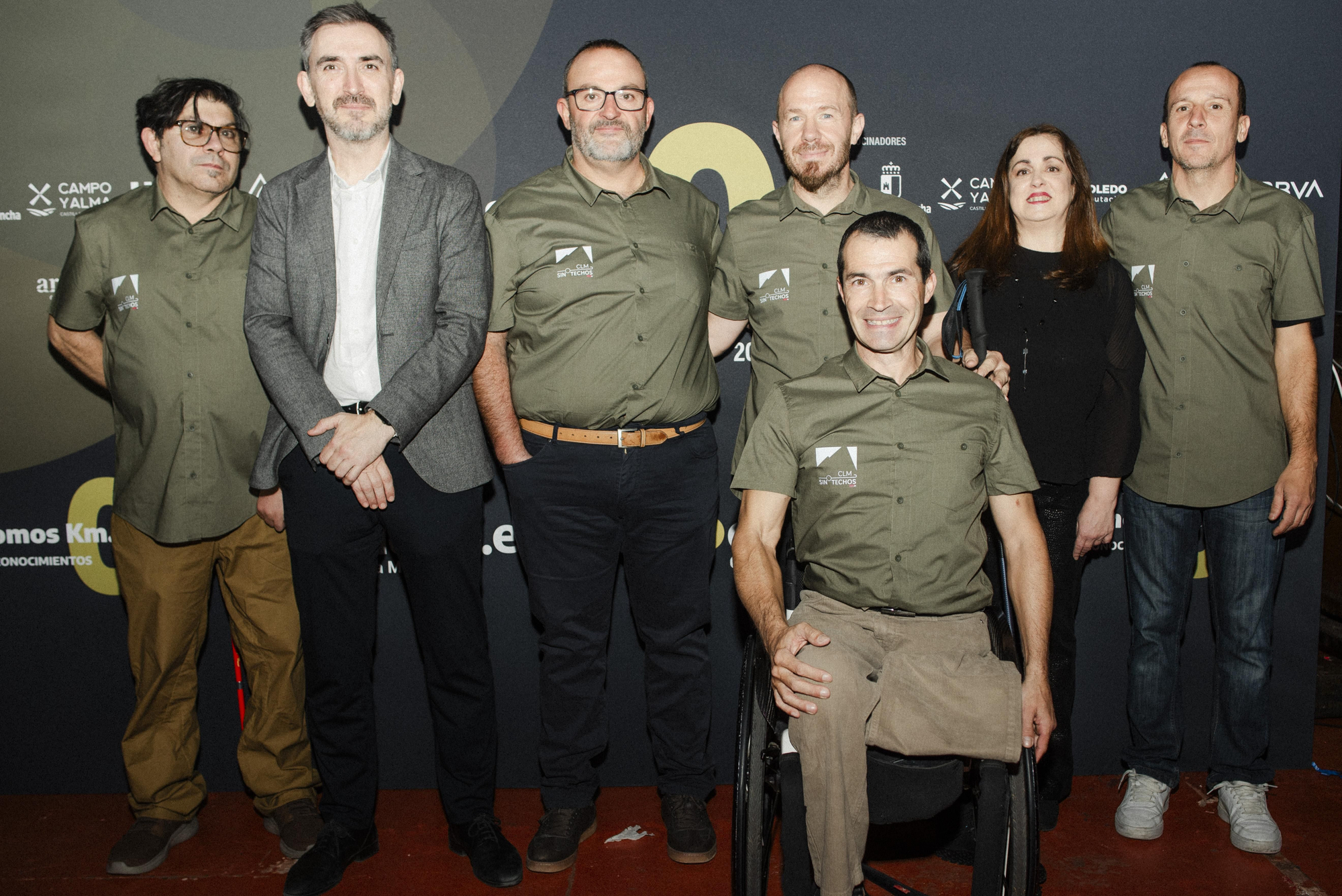 Equipo de la Federación de Deportes de Montaña de Castilla-La Mancha junto a Ignacio Escolar (segundo izquierda) y Carmen Bachiller (segunda derecha)