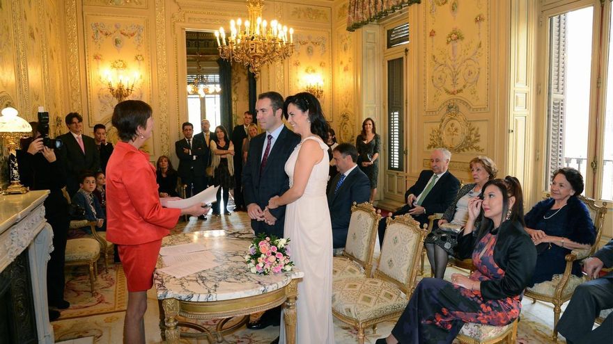 Benjamín y Leticia fueron la primera pareja desposada por una notaria, Blanca Valenzuela, en Madrid, en noviembre de 2015