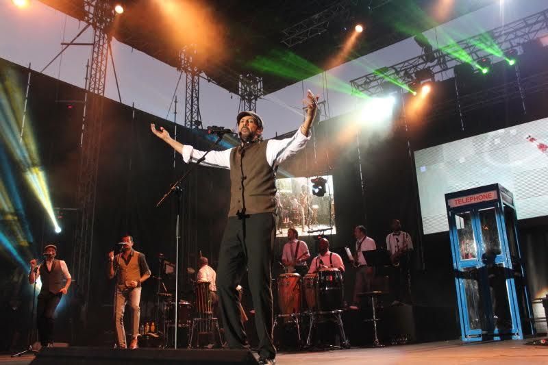 En la imagen, Juan Luis Guerra saludando al público y agradeciendo sus aplausos. Foto: JOSÉ AYUT.