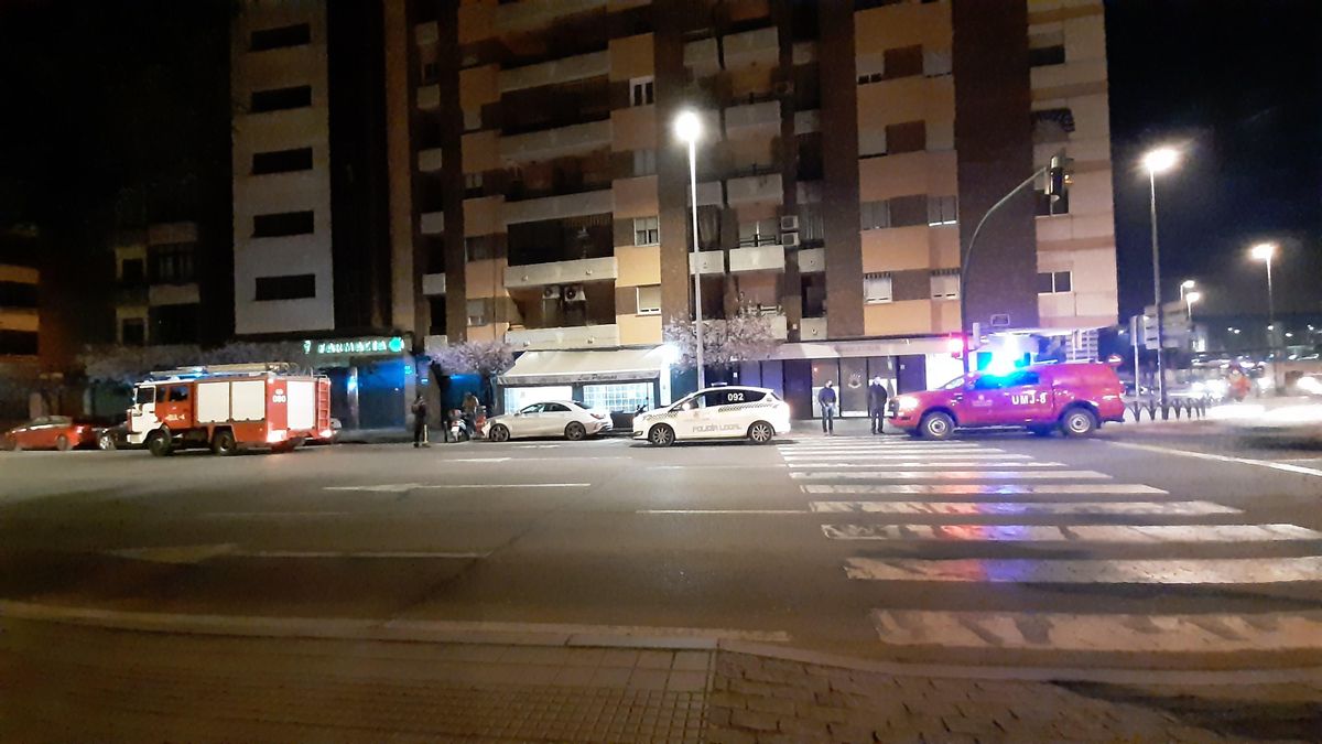Los bomberos sofocan el incendio de una cochera que se usaba también como trastero