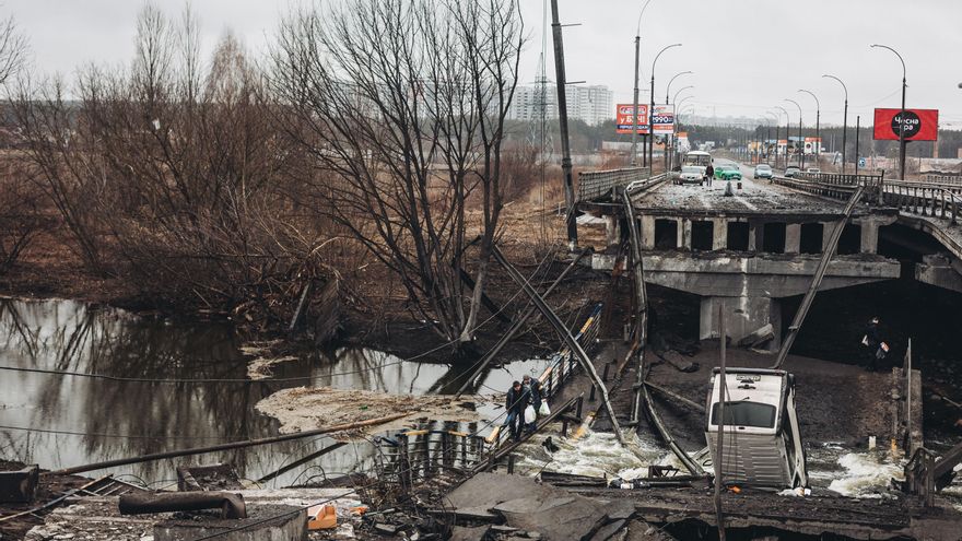 Puente bombardeado en Irpin, a 2 de marzo de 2022, en Irpin (Ucrania).