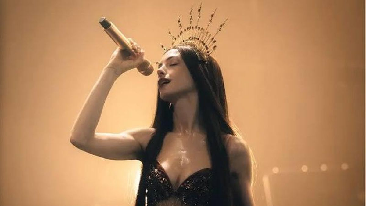 Anne Hathaway lo da todo como estrella pop
