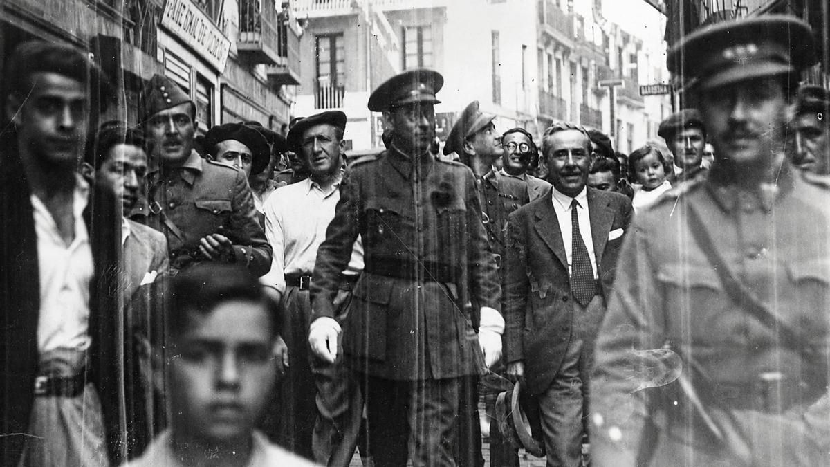 Emilio Mola paseándose por las calles del centro de Pamplona tras el golpe de Estado de julio de 1936.