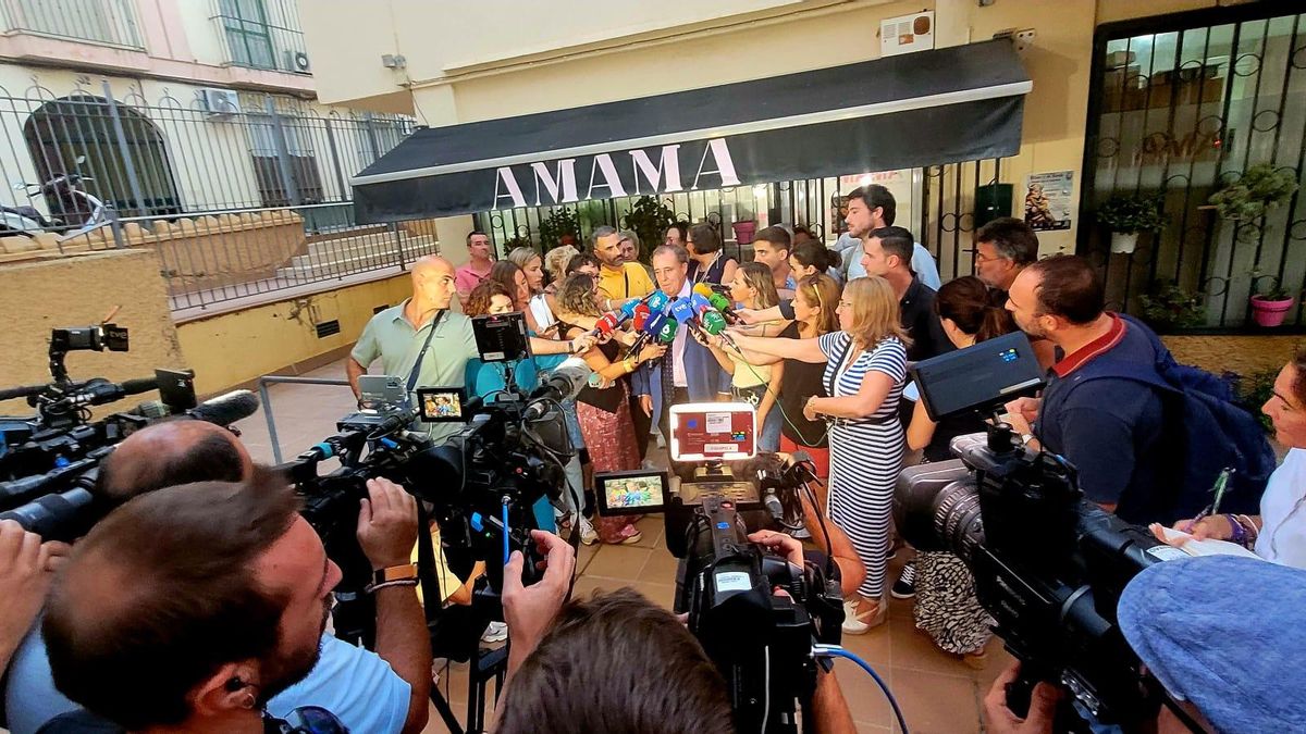 El abogado de Amama, Manuel Jiménez, con las mujeres de la junta directiva de la asociación, atiende a los medios a las puertas de su sede, en Sevilla.