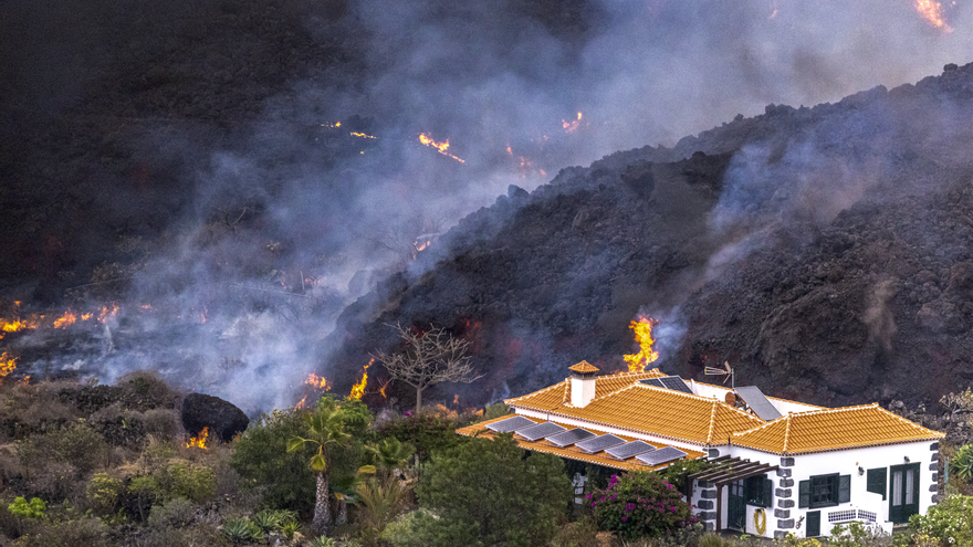 Una casa, junto a una de las coladas de lava en La Palma