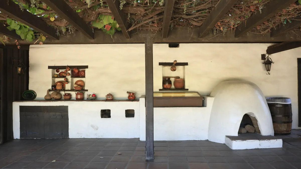 Interior de la casa Adobe Avila en el asentamiento histórico de Los Ángeles.