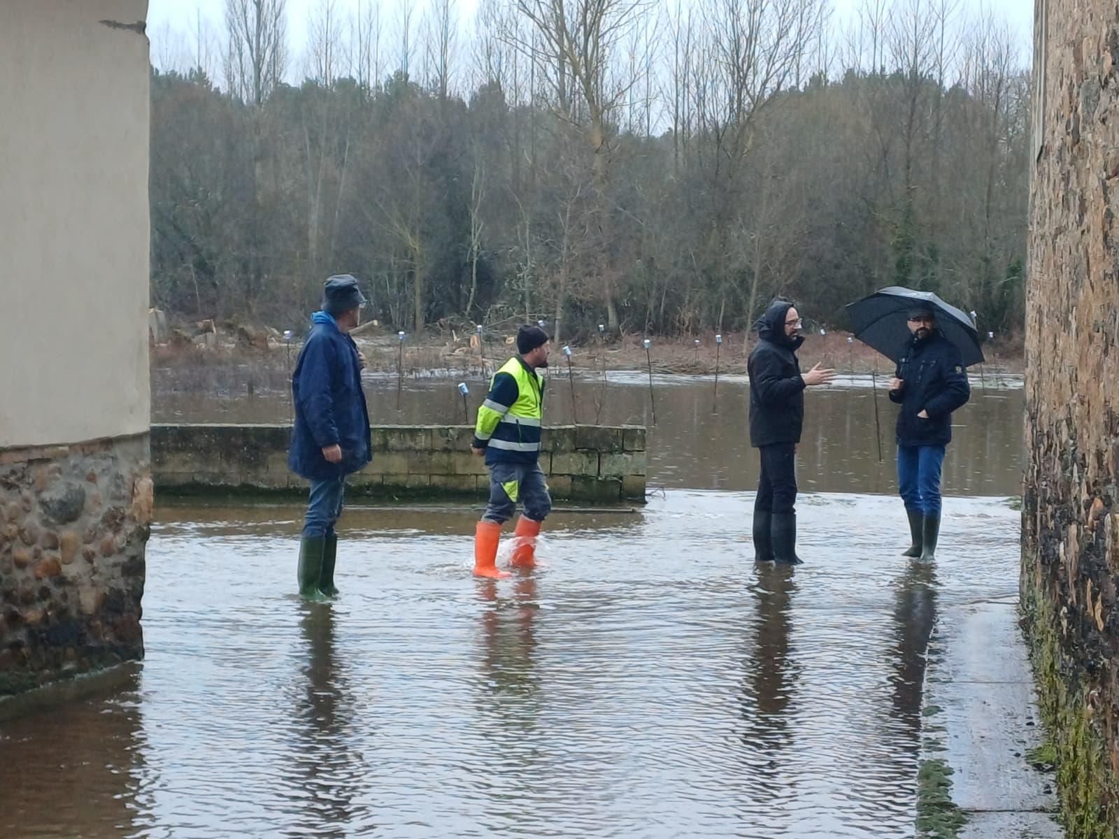 El alcalde de Villamejil y el subdelegado del Gobierno (d) supervisan la inundación en pueblos de la Cepeda.