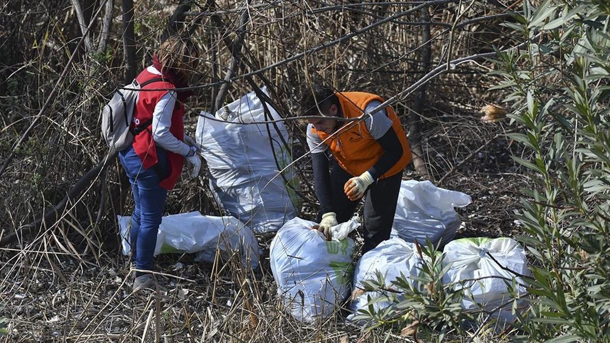 El centro comercial La Sierra y Sadeco colaboran en una jornada de limpieza en El Patriarca