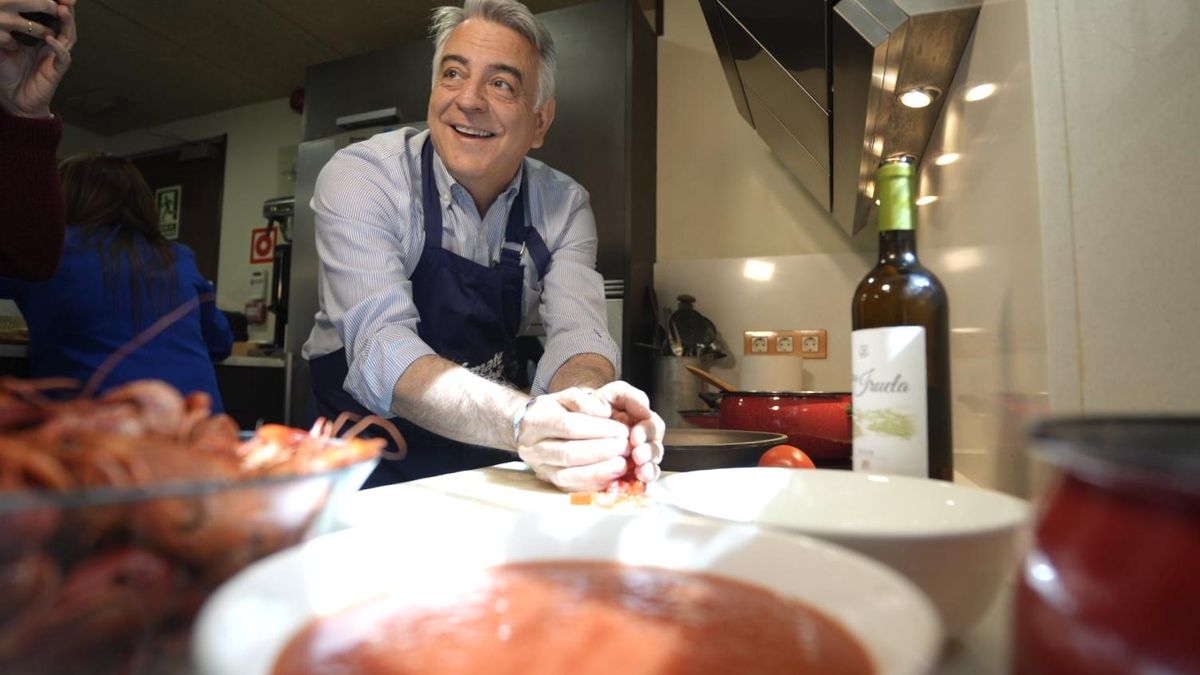 Javier de Andrés, candidato del PP, preparando la comida de este sábado de reflexión