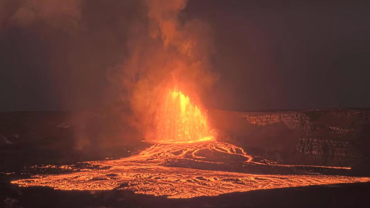 Captura de video del Servicio Geológico de los Estados Unidos (USGS) donde se muestra la erupción del volcán Kilauea este 23 de abril de 2026, en el Parque Nacional de los Volcanes en la Isla Grande de Hawái (Estados Unidos). EFE/ USGS
