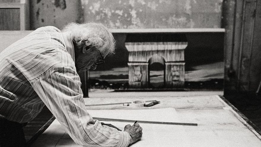 El artista búlgaro trabajando en su estudio en el proyecto del Arco del Triunfo