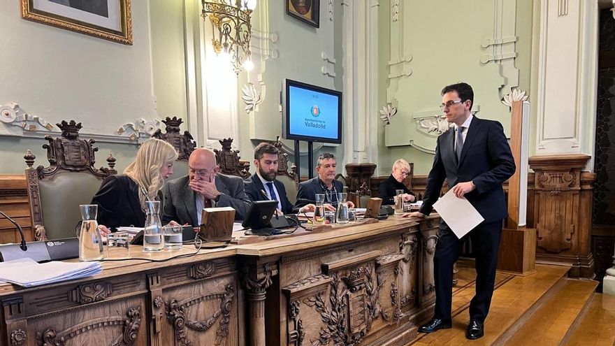 El PSOE arremete contra Carnero y cree que está "inhabilitado" como moderador tras sus críticas a un profesor universitario socialista