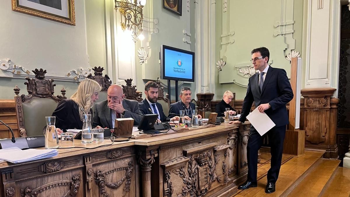 El portavoz del Grupo Municipal Socialista, Pedro Herrero, junto al alcalde de Valladolid, Jesús Julio Carnero, en un Pleno.