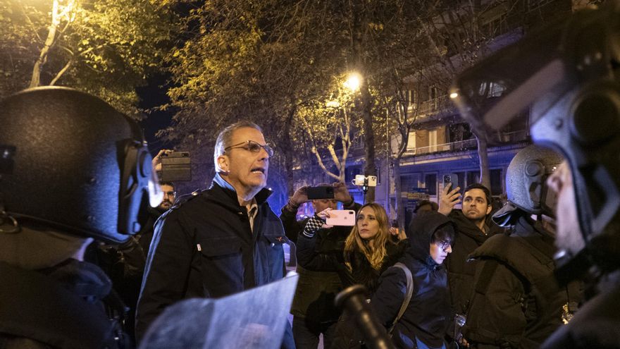 El concejal y portavoz de Vox en el Ayuntamiento de Madrid Javier Ortega Smith se encara con los policías durante las protestas en los alrededores de la sede del PSOE