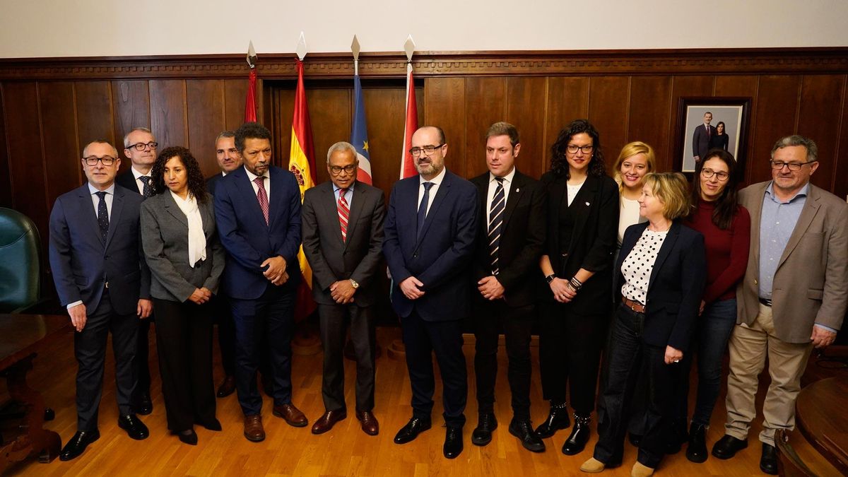 Foto institucional de la visita del Presidente de la República de Cabo Verde a Ponferrada.