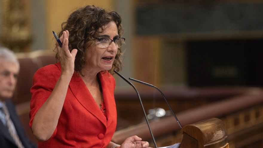 La ministra de Hacienda, María Jesús Montero, durante un debate de totalidad del Proyecto de Ley de Presupuestos Generales del Estado para el año 2023, en el Congreso de los Diputados, a 26 de octubre de 2022, en Madrid (España). A pesar de las siete enmiendas de totalidad registradas, las de PP, Vox, Ciudadanos, Junts, la CUP, Foro Asturias y los dos exdiputados de UPN de la coalición Navarra Suma leer más se prevé que el proyecto de Presupuestos Generales del Estado (PGE) para 2023 pase sin problema su primer trámite en el Congreso de los Diputados. Se trata del primer examen parlamentario a las nuevas cuentas públicas.
