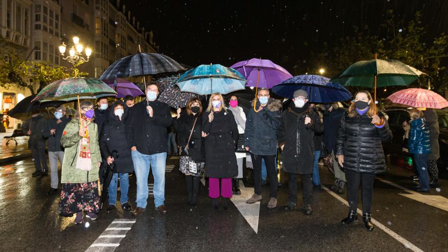 El vicepresidente y la portavoz parlamentaria socialisas, en la manifestación.