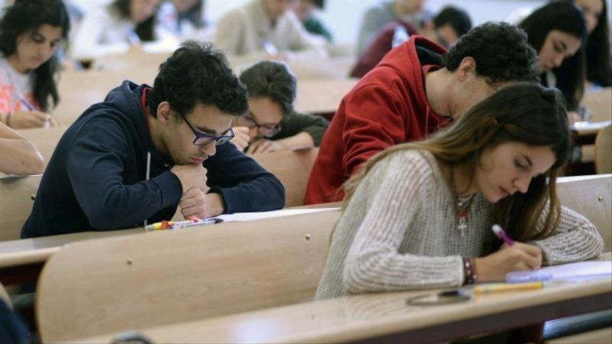 Estudiantes universitarios en un aula.