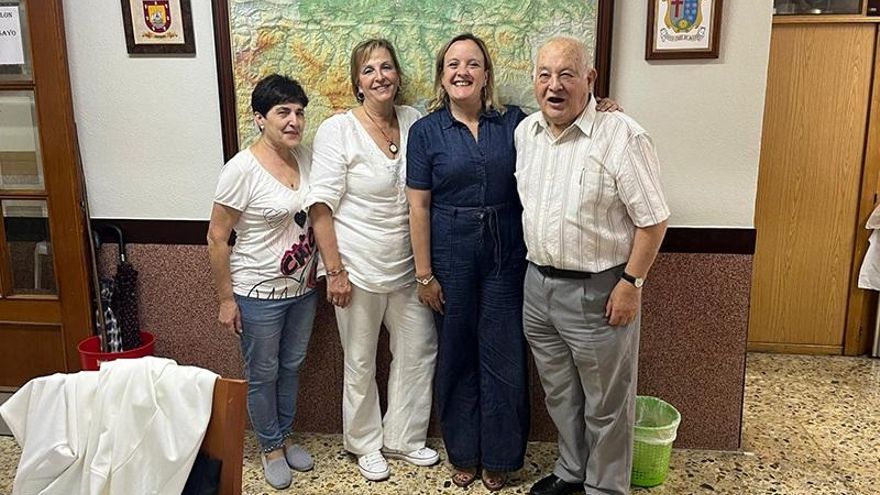 Archivo - La consejera de Presidencia, Isabel Urrutia, visita la Casa de Cantabria en Baracaldo por su 115 aniversario