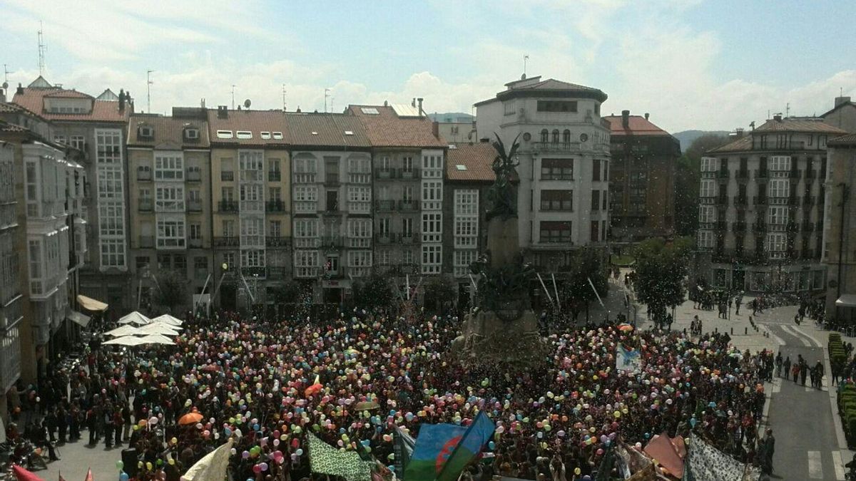 Cientos de globos colorearon la plaza de la Virgen Blanca en la despedida de Gora Gasteiz