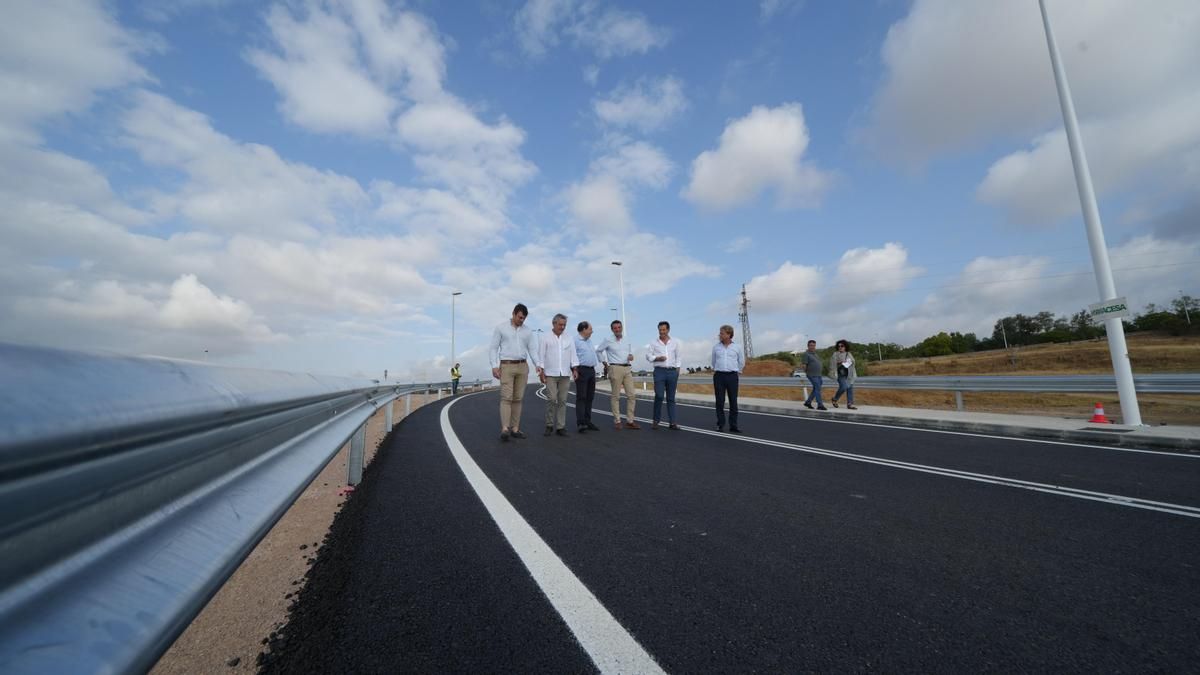 Bellido visita las obras de acceso al cementerio de Nuestra Señora de La Fuensanta