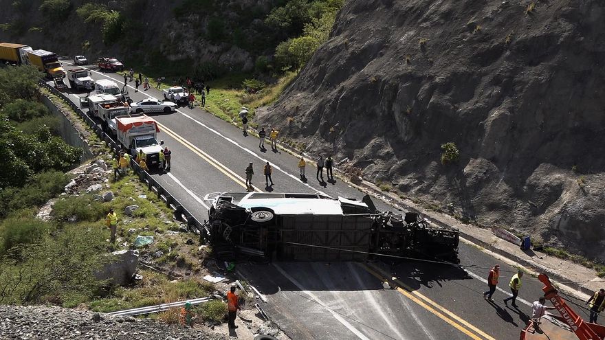 Suben a 16 los muertos tras el choque de un autobús que transportaba venezolanos en México