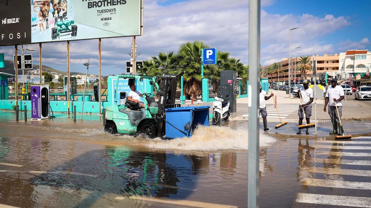 Tres operarios y un toro mecánico vacían el agua el aparcamiento de las discotecas Hï y Ushuaïa.