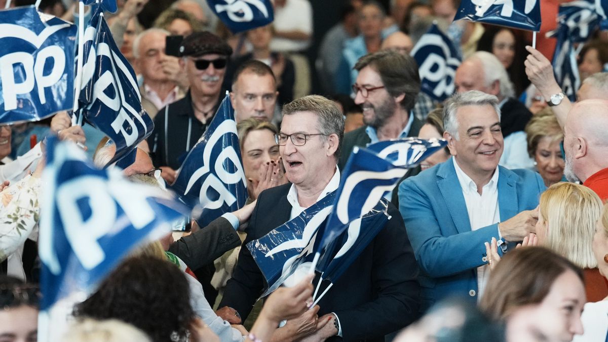 El presidente del Partido Popular, Alberto Núñez Feijóo (i), y el presidente del PP vasco y candidato del partido a Lehendakari, Javier de Andrés (d), saludan a su llegada a un acto de campaña del PP vasco, en el Palacio Euskalduna, a 14 de abril de 2024,