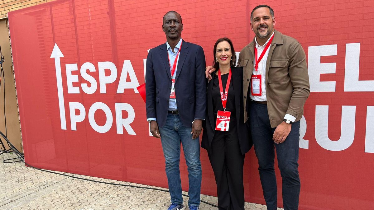 El socialista canario Kilian Sánchez (d) y el portavoz de  Políticas de Migraciones y de Refugiados, Luc André Diouf (i), junto a la secretaria de Organización del PSOE de Canarias, Nira Fierro.