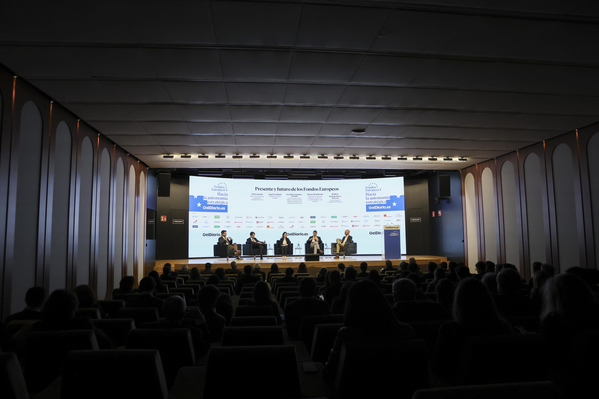 Comienza la primera mesa de esta jornada sobre Fondos Europeos, en una sala llena de profesionales del sector