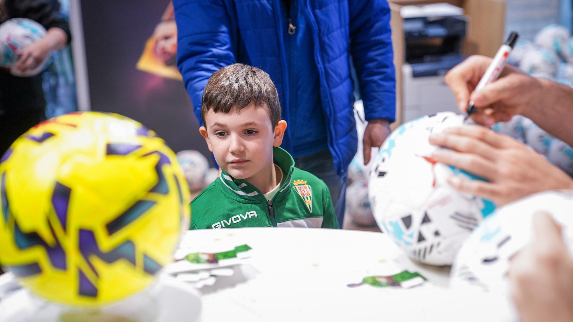 Mikel Goti e íker Álvarez firman autógrafos a los aficionados del Córdoba CF