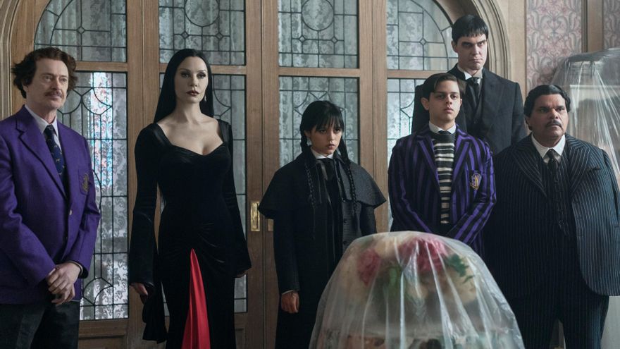 De La Familia Addams a Miércoles: esta es la historia de la familia más oscura y célebre de la cultura popular
