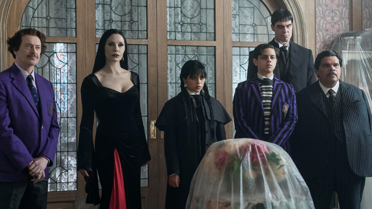 Fotograma de la serie Miércoles de Netflix con la familia Addams al completo.