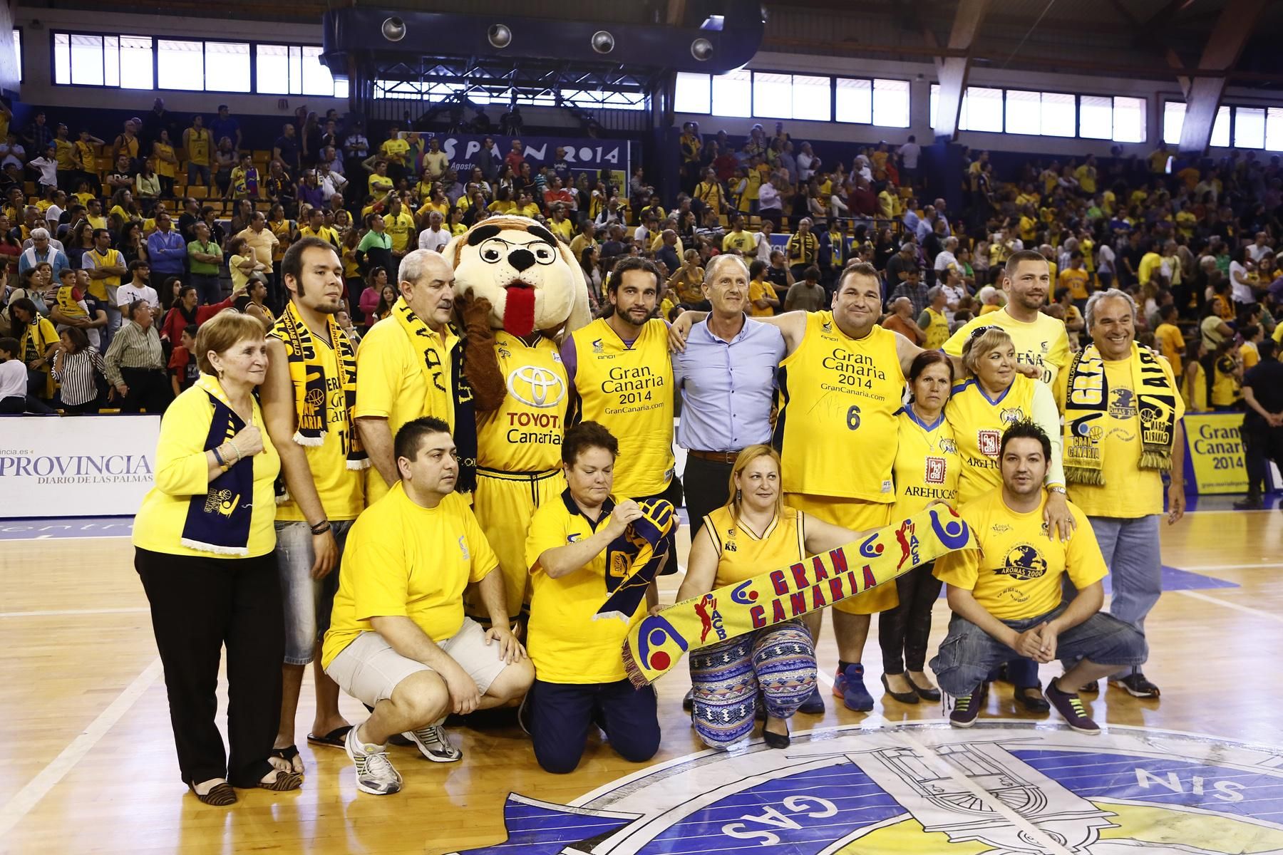 Las peñas salieron al centro de la pista al final del encuentro. ACB Photo/M. Henríquez