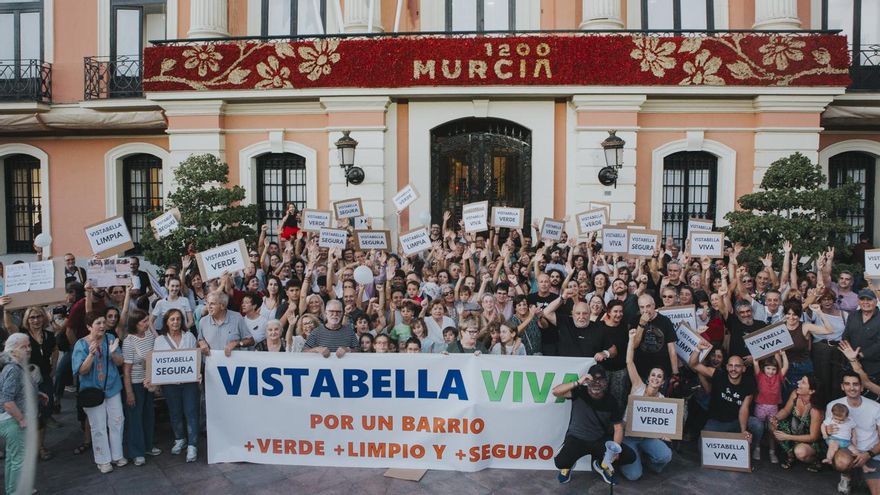 Los vecinos de Vistabella se manifiestan por un barrio más limpio, verde y seguro
