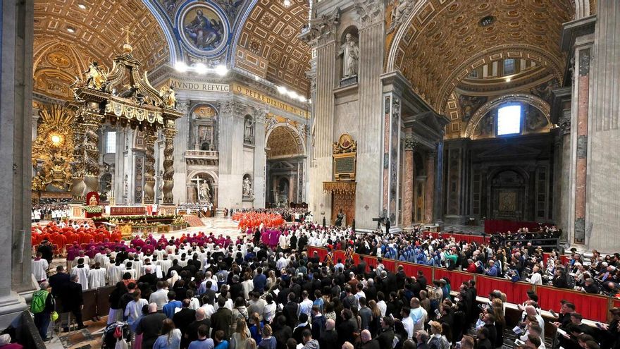 Cardenales y fieles asisten a la misa 'Pro eligendo pontifice', antes del inicio del cónclave, en la basílica de San Pedro en el Vaticano, 7 de mayo de 2025.