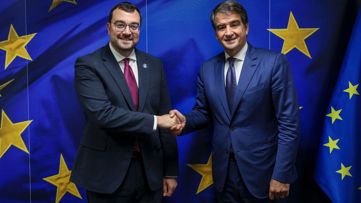 El presidente del Principado durante la reunión  con el comisario Fitto.