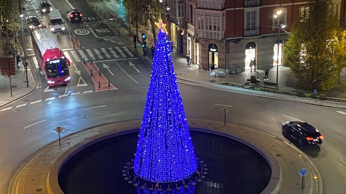 Comienza el montaje del abeto navideño en Logroño: cortes en la rotonda de Gran Vía y Vara de Rey los días 27, 28 y 1