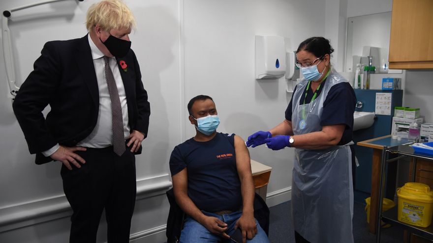 Europa pisa el acelerador con las terceras dosis en plena incertidumbre por la nueva variante