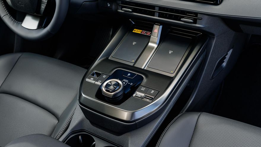 La consola alberga dos cargadores inalámbricos para móviles, además del selector del cambio y otros mandos.