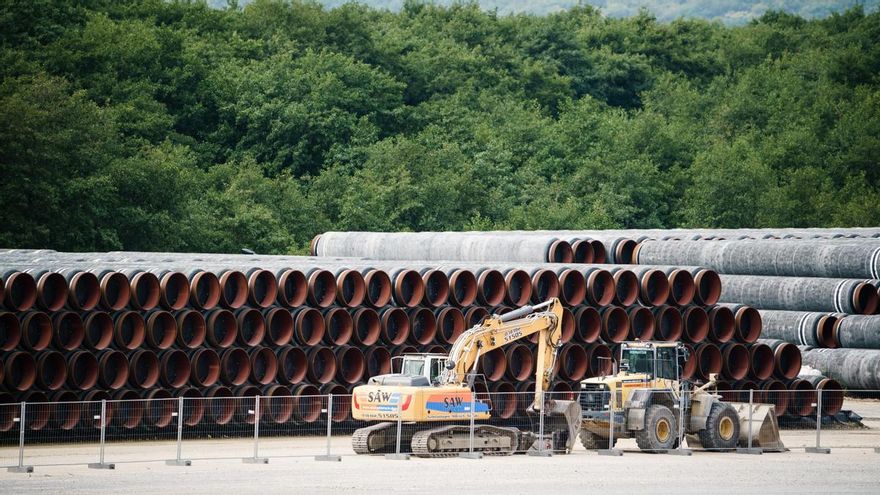 Materiales para la construcción del proyecto de gasoducto germano-ruso Nord Stream 2 se apilan detrás de dos excavadoras en el puerto de Alemania.