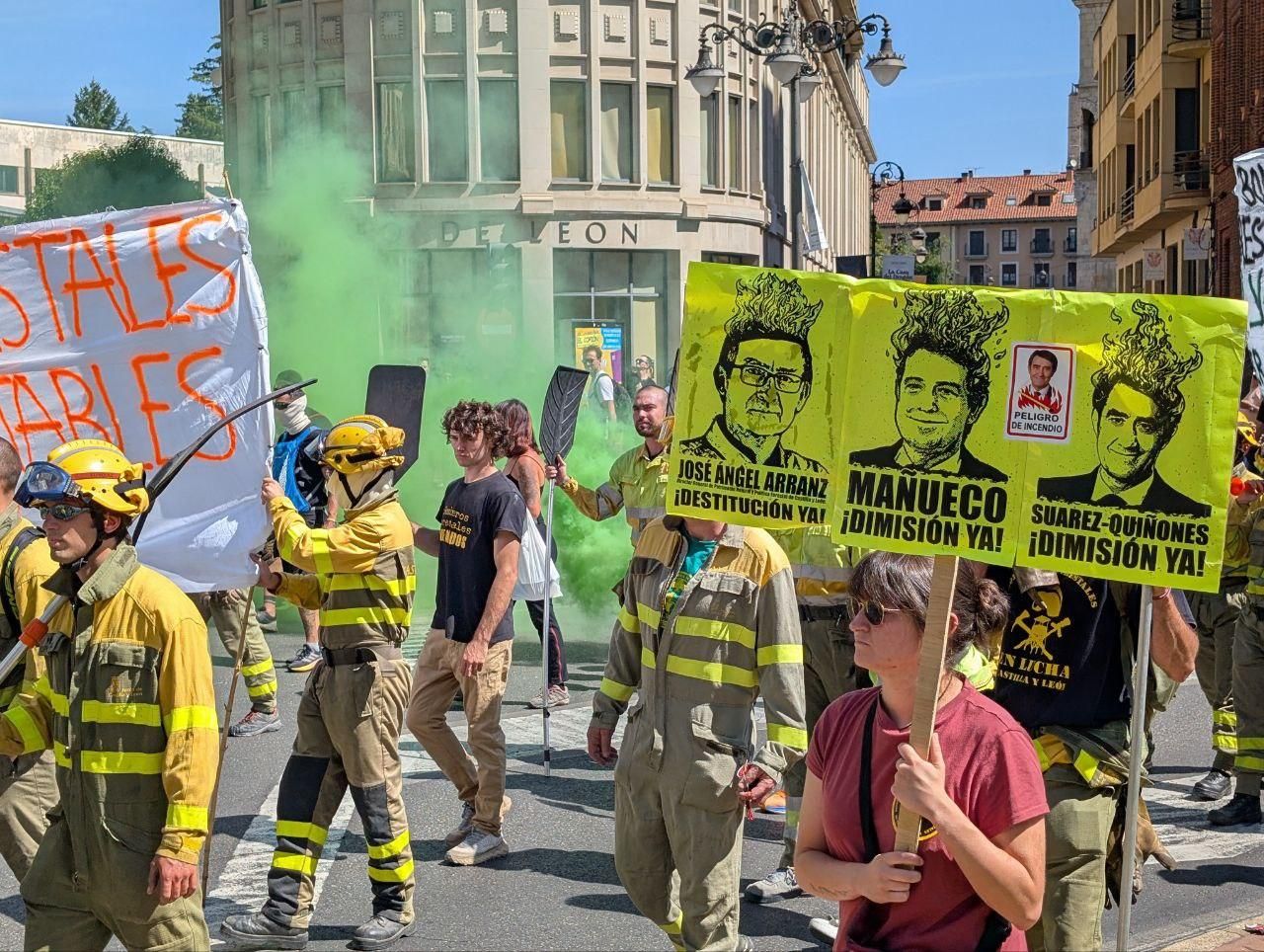Protesta en León contra la gestión de la Junta de los incendios forestales de este verano.