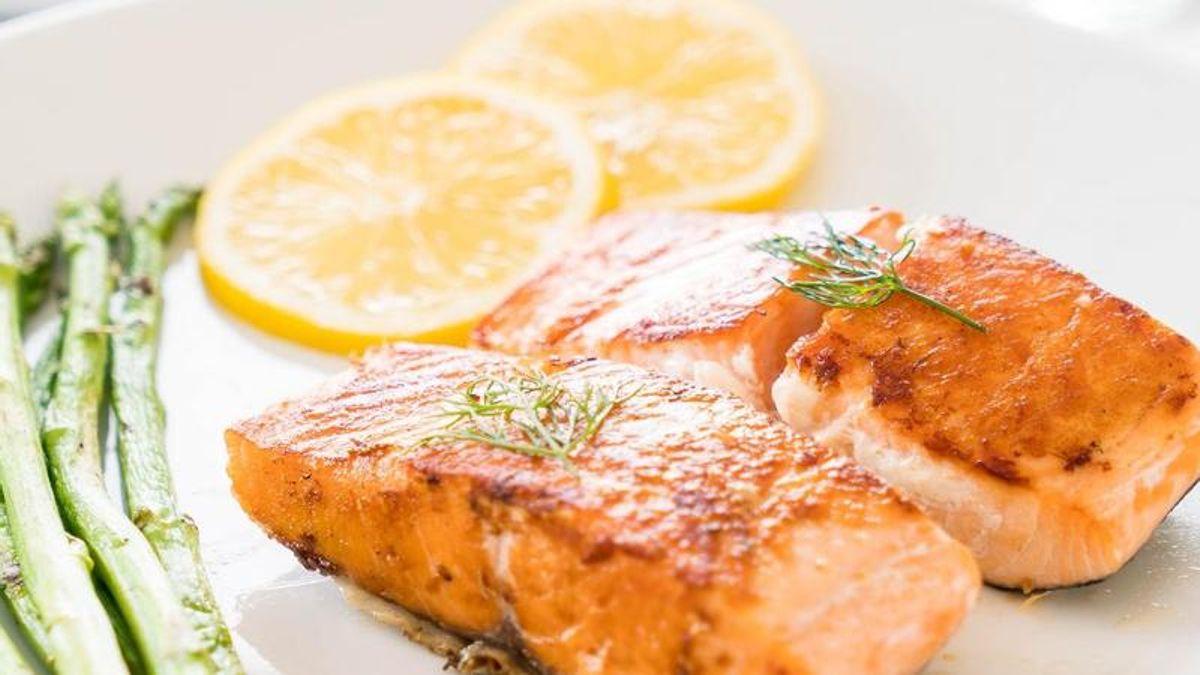 Salmón ahumado con espárragos trigueros