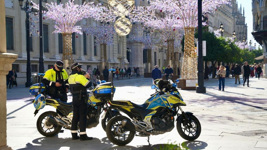 Agentes de la Policía Local en la Avenida de la Constitución de Sevilla.